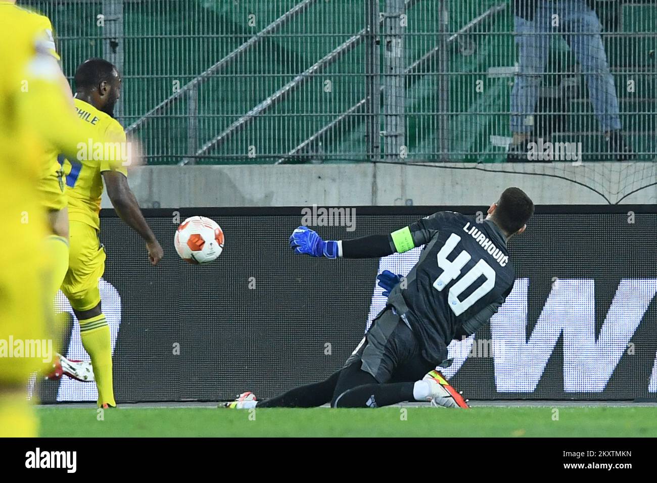 WIEN, ÖSTERREICH - OKTOBER 21: Der Golfer von Dinamo Zagreb Dominik Livakovic rettet während des UEFA Europa League Gruppe H-Spiels zwischen Rapid Wien und Dinamo Zagreb am 21. Oktober 2021 im Allianz-Stadion in Wien, Österreich. Foto: Marko Lukunic/PIXSELL Stockfoto