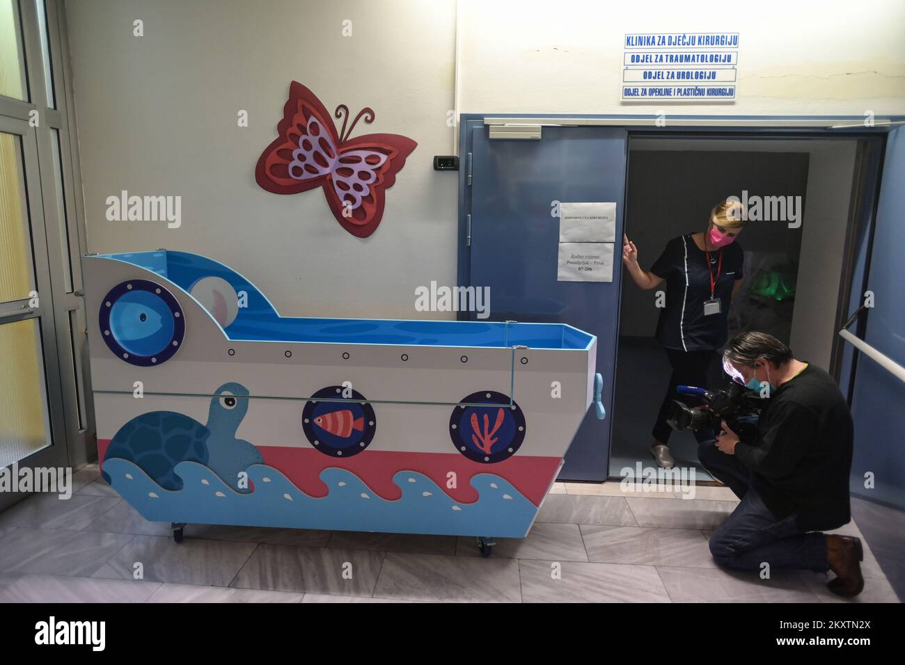Das Kinderkrankenhaus Zagreb kaufte am 22. Oktober 2021 in Zagreb, Kroatien, ein kleines Bootsbett, in dem sie Kinder transportieren und mit weniger Angst durch die Krankenhauskorridore „segeln“. Foto: Igor Soban/PIXSELL Stockfoto