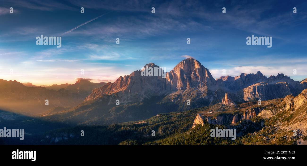 Berglandschaft mit Sonnenstrahlen, blauer Himmel mit Wolken und Felsen im Tre Cime Park in den Dolomiten, Italien Stockfoto
