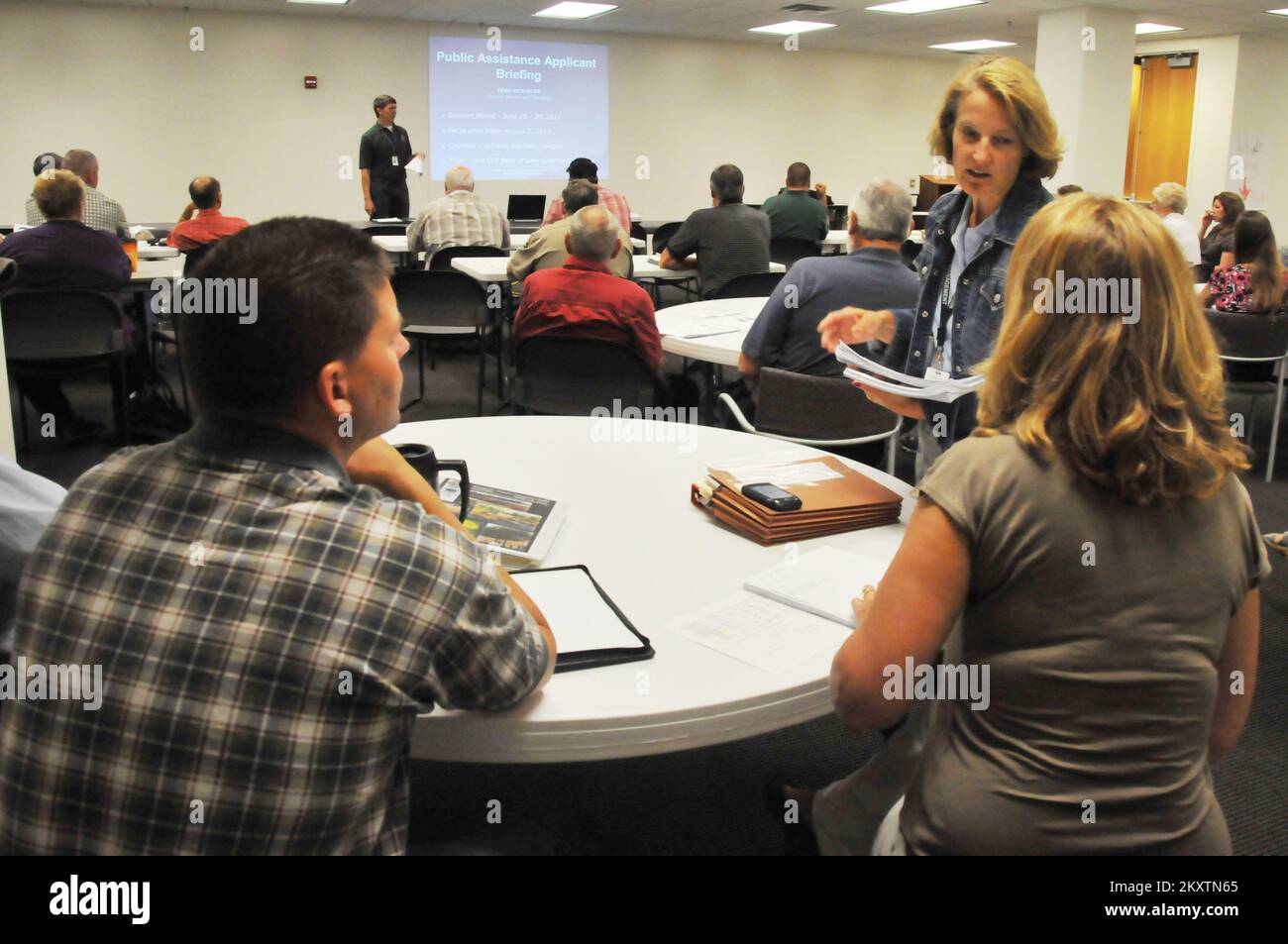 Überschwemmung Bei Heftigem Sturm – Superior, Wisconsin , 9. August 2012 Roxanne Gray (rechts), Wisconsin's Hazard Mitigation Officer, beantwortet Fragen von lokalen Beamten während eines Public Assistance Applicant Briefing in Douglas County. Wisconsin Emergency Management und die Federal Emergency Management Agency arbeiten zusammen, um die örtlichen Behörden bei der Übernahme der Kosten für Notfallmaßnahmen und die Instandsetzung der durch schwere Stürme und Überschwemmungen im Juni beschädigten Infrastruktur zu unterstützen. Norman Lenburg/FEMA. Roxanne Gray (rechts), Wisconsin's Hazard Mitigation Officer, beantwortet während Fragen von lokalen Beamten Stockfoto