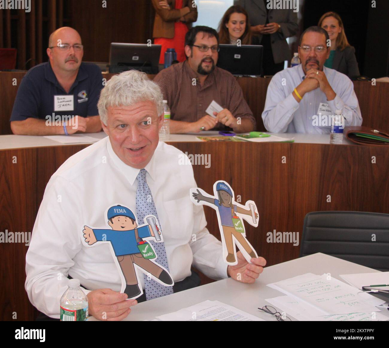 Notfallplanung und Sicherheit - Bennington, Vt. Am 17. August 2012 stellt Richard Serino, stellvertretender Administrator der FEMA, Flat Stanley und Stella den Teilnehmern einer FEMA Think Tank vor, die sich mit der Rolle von religiösen und kommunalen Organisationen bei der Förderung des gesamten kommunalen Ansatzes für das Notfallmanagement befassen. Die Einführung von Flat Stanley und Flat Stella ist nur ein Teil einer größeren Öffentlichkeitsarbeit der FEMA für Amerikas Jugend... Fotos zu Katastrophen- und Notfallmanagementprogrammen, Aktivitäten und Beamten Stockfoto