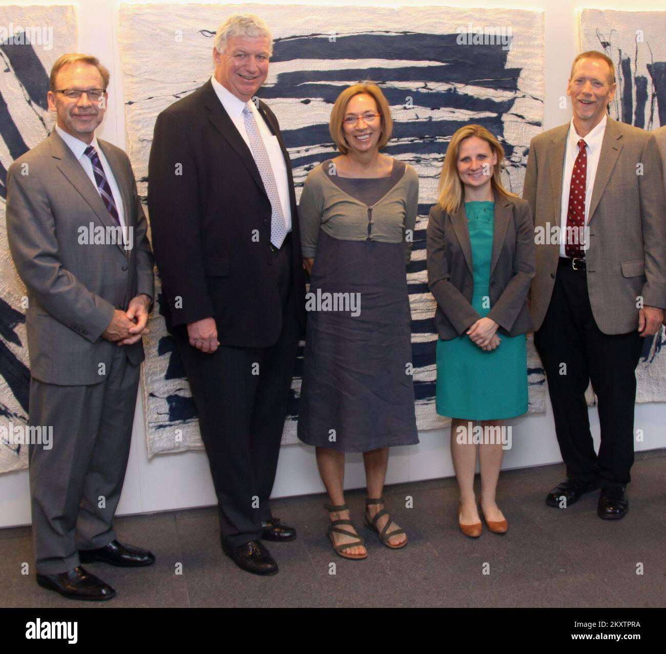 Notfallplanung und Sicherheit - Bennington, Vt. , 17. August 2012 Bennington College, Standort des FEMA Think Tank über die Rolle von Glaubensgemeinschaften und Gemeindeorganisationen bei der Förderung des gesamten Gemeinschaftsansatzes für Notfallmanagement. (l-r) Rev. David Myers, Direktor, DHS Center for Faith-Based Neighborhood Partnerships, Richard Serino, Stellvertretender Administrator, FEMA, Joan Goodrich, Vizepräsident für Planung und Spezialprogramme am Bennington College, Heather Strachan, Sonderassistentin des Stellvertretenden Administrators, FEMA, Paul Ford, Stellvertretender Regionaladministrator, FEMA Region I... Fotos Rela Stockfoto