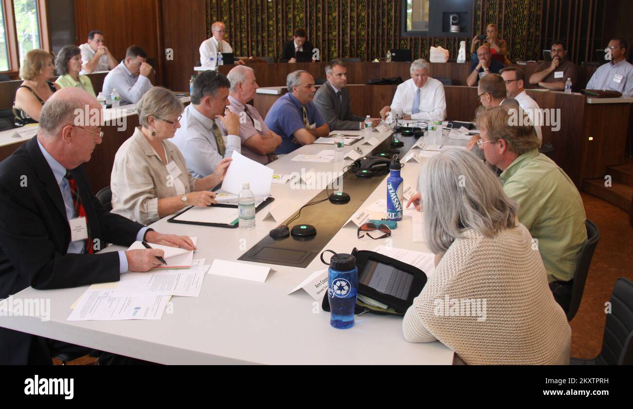 Notfallplanung und Sicherheit - Bennington, Vt. , 17. August 2012 Stellvertretender Direktor der FEMA, Richard Serino, (Leiter des Tisches) leitet den FEMA Think Tank über die Rolle von religiösen und kommunalen Organisationen bei der Förderung des gesamten kommunalen Ansatzes zum Notfallmanagement... Fotos zu Katastrophen- und Notfallmanagementprogrammen, Aktivitäten und Beamten Stockfoto