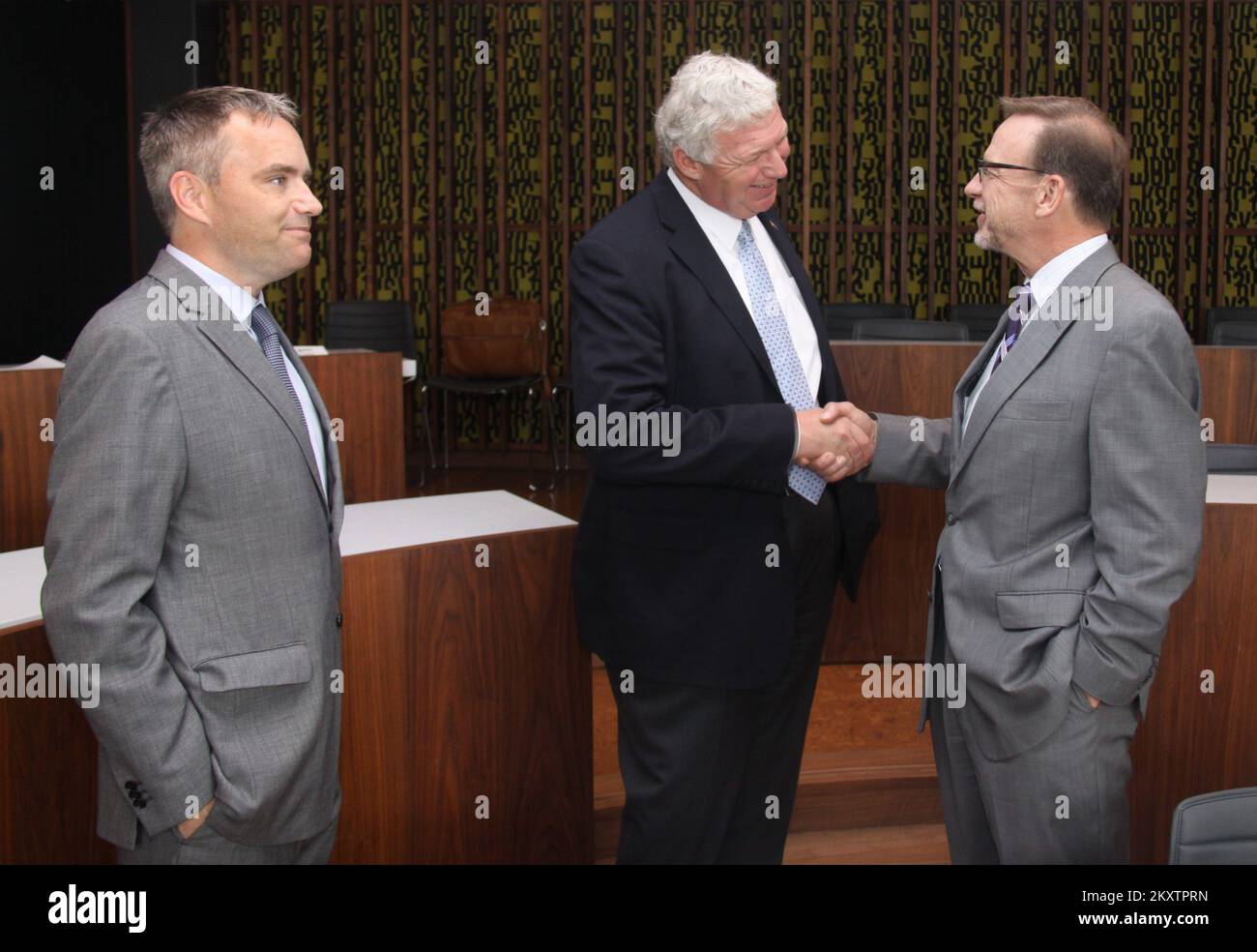 Notfallplanung und Sicherheit - Bennington, Vt. , 17. August 2012 Stellvertretender FEMA-Administrator Richard Serino (Zentrum) begrüßt Reverend David Myers, (rechts) Direktor des DHS Center for Faith-Based Neighborhood Partnerships. Brian Campion, (links) Associate Director of Leadership Giving für das Bennington College, schaut. Bennington College war der Standort für eine FEMA Think Tank über die Rolle von Glaubensgemeinschaften und Gemeindeorganisationen bei der Förderung der gesamten Gemeinschaft Ansatz für Notfallmanagement... Fotos zu Katastrophen- und Notfallmanagementprogrammen, Aktivitäten und Beamten Stockfoto