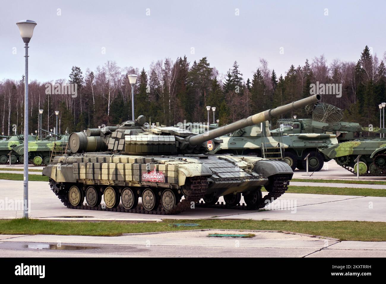 Moderner russischer Panzer mit reaktiver Rüstung. Museum für Militärausrüstung im Patriot Park Stockfoto