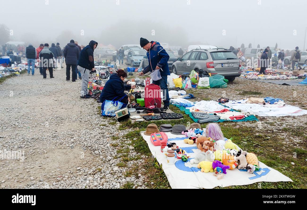 Besucher des Hrelic-Flohmarktes in Zagreb, Kroatien, am 31. Oktober 2021. Hrelic Flohmarkt ist ein riesiger offener Bereich, wo jeder fast alles verkaufen und kaufen kann. Sie findet das ganze Jahr über jeden Mittwoch, Samstag und Sonntag von 7am bis 3pm Uhr statt, und die Teilnahme ist itâ € kostenlos. Foto: Sanjin Strukic/PIXSELL Stockfoto