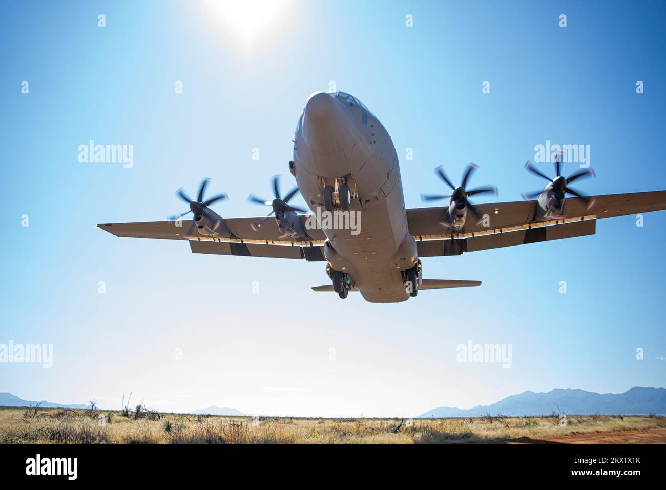 Ein C-130J Super-Hercules-Flugzeug aus dem 721. Geschwader der Royal Danish Air Force landet auf der Hubbard-Landezone in Fort Huachuca, während er am Advanced Tactics Aircrew-Kurs im Advanced Airlift Tactics Training Center am 27. September 2022 teilnimmt. Seit 1983 bietet das Ausbildungszentrum fortgeschrittene taktische Schulungen für Flugzeugbesatzungen der Luftwaffe National Guard, Air Force Reserve Command, Air Mobility Command, USA Marinekorps und 17 alliierte Nationen. (USA Air Force Foto von Tech. Sgt. Patrick Evenson) Stockfoto