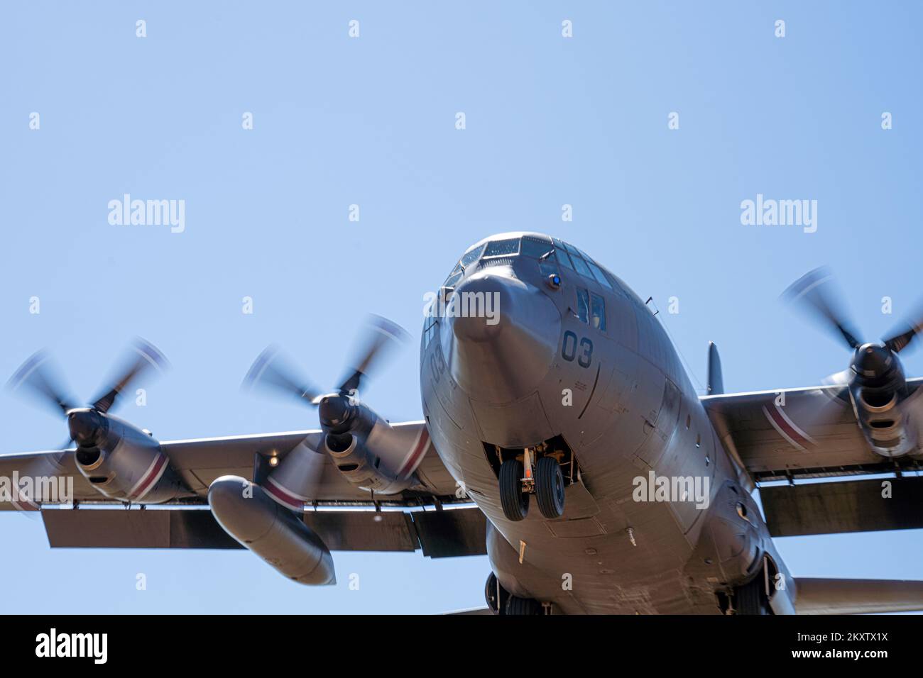 Ein C-130H Hercules-Flugzeug der Royal New Zealand Air Force Nr. 40 Staffel landet auf der Hubbard-Landezone, während er am Advanced Tactics Aircrew-Kurs im Advanced Airlift Tactics Training Center, Fort Huachuca, Arizona, am 27. September 2022 teilnimmt. Seit 1983 bietet das Ausbildungszentrum fortgeschrittene taktische Schulungen für Flugzeugbesatzungen der Luftwaffe National Guard, Air Force Reserve Command, Air Mobility Command, USA Marinekorps und 17 alliierte Nationen. (USA Air Force Foto von Tech. Sgt. Patrick Evenson) Stockfoto