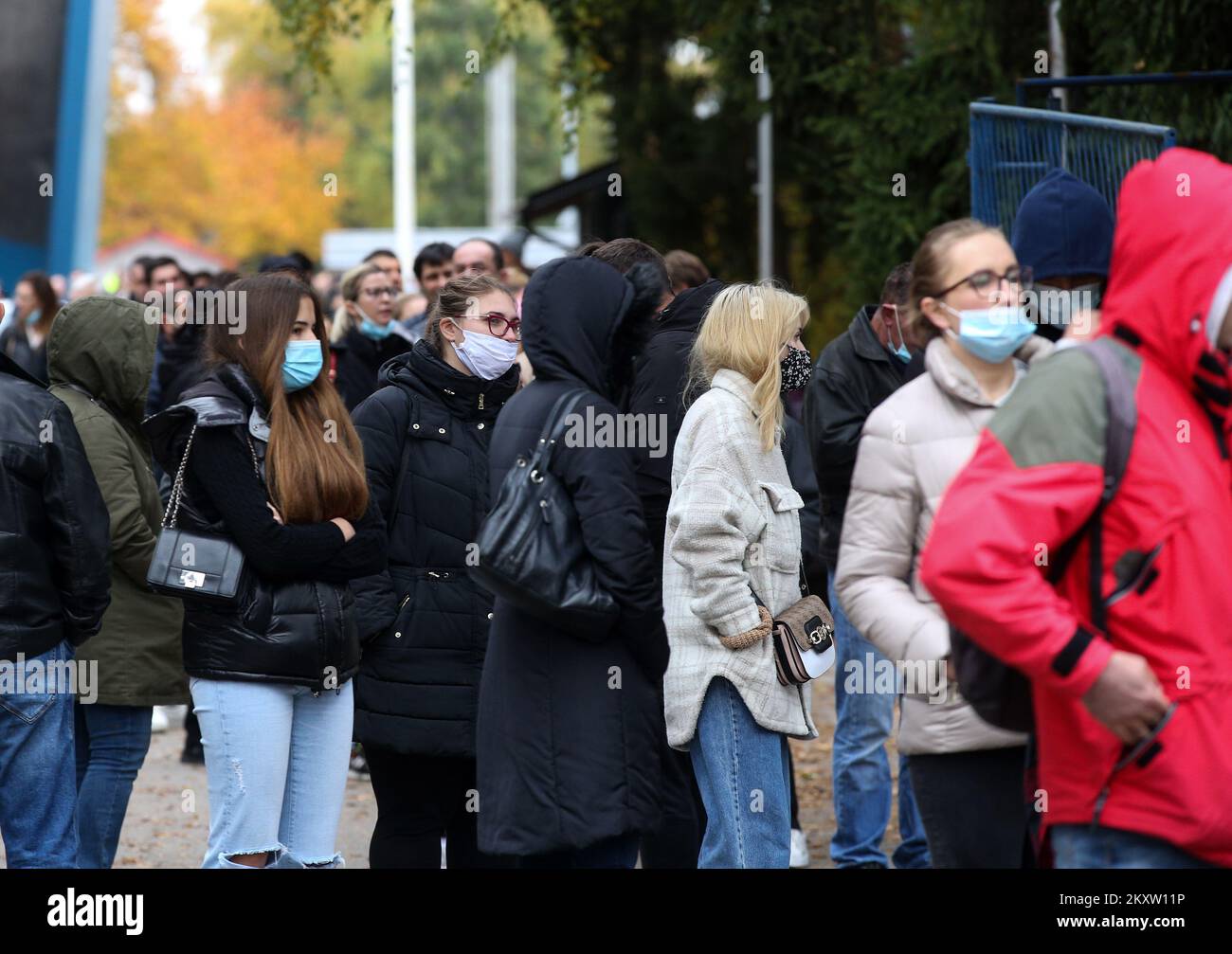 Auf der Zagreber Messe warten die Bürger in Schlangen auf die Impfung mit der 1. und 2. Dosis des Impfstoffes. Die offizielle Bestätigung des Hauptquartiers ist eingetroffen, dass heute der Tag mit den meisten Todesfällen durch das Coronavirus und der größten Anzahl von infizierten Menschen seit Beginn der Pandemie ist. In den letzten 24 Stunden wurden 7.094 neue Fälle von SARS-CoV-2-Virusinfektion registriert, und die Zahl der aktiven Fälle in Kroatien beträgt heute insgesamt 31.689. Unter ihnen befinden sich 1.786 Patienten in Krankenhäusern, von denen 234 Patienten Atemschutzgeräte erhalten., in Zagreb, Kroatien, am 0. November Stockfoto