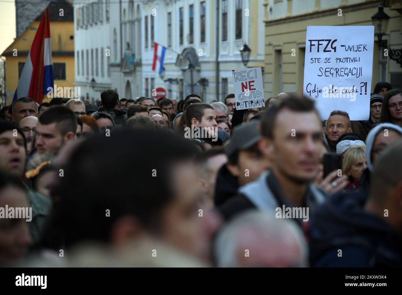 Demonstranten während der Demonstrationen in Zagreb, Kroatien am 13. November 2021. Viele Menschen haben sich versammelt, um gegen COVID-Zertifikate zu protestieren, was bedeutet, dass die Bürger geimpft werden oder einen negativen Test erhalten müssen, um in bestimmte öffentliche Bereiche zu gelangen. Der Protest wurde von Vigilare, dem koservativen katholischen Verband, vor St. organisiert Markusplatz. Foto: Emica Elvedij/PIXSELL Stockfoto