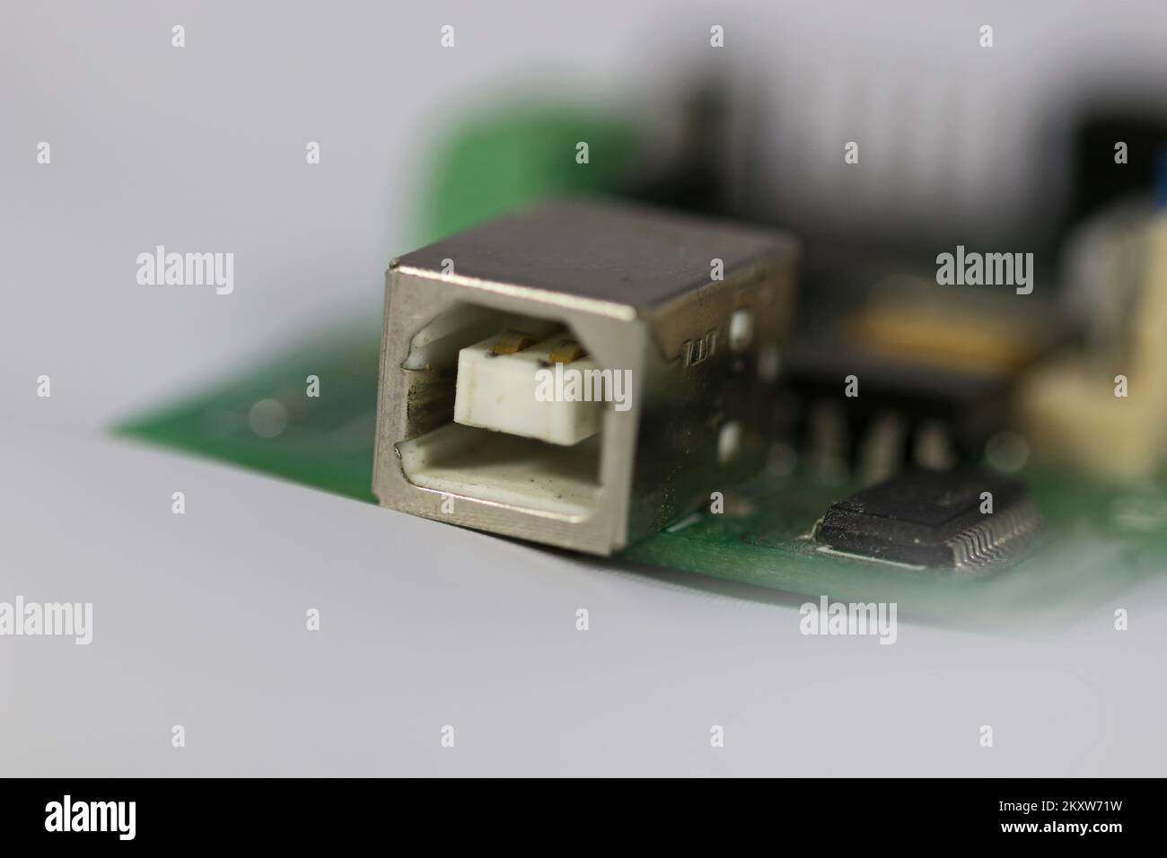 Druckersteckverbinder USB-2-Lötung auf Leiterplatte Stockfoto