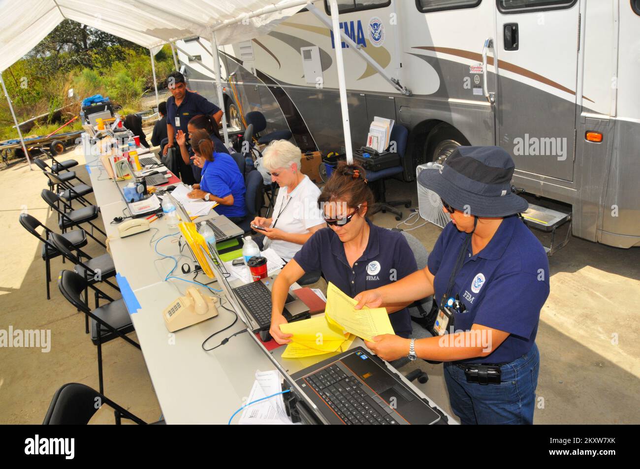 Küstensturm Überschwemmung Hurrikan/Tropischer Sturm Schwerer Sturm - New Orleans, La. , 7. September 2012 Mitarbeiter der FEMA arbeiten an einem Open Air Disaster Recovery Center in einer relativ abgelegenen Gegend in Orleans Parrish für Wohnräume, die möglicherweise vom Hurrikan Isaac betroffen waren. Louisiana Hurrikan Isaac. Fotos zu Katastrophen- und Notfallmanagementprogrammen, Aktivitäten und Beamten Stockfoto