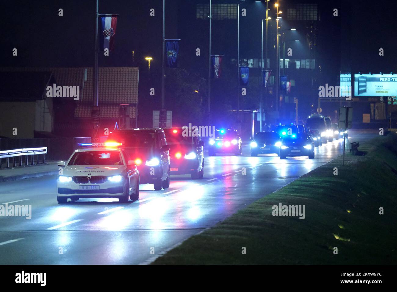 Der französische Präsident Emmanuel Macron, begleitet von der Polizei, kommt am 24. Vom Flughafen ins Zentrum von Zagreb, Kroatien. November 2021. Foto: Slaven Branislav Babic/PIXSELL Stockfoto