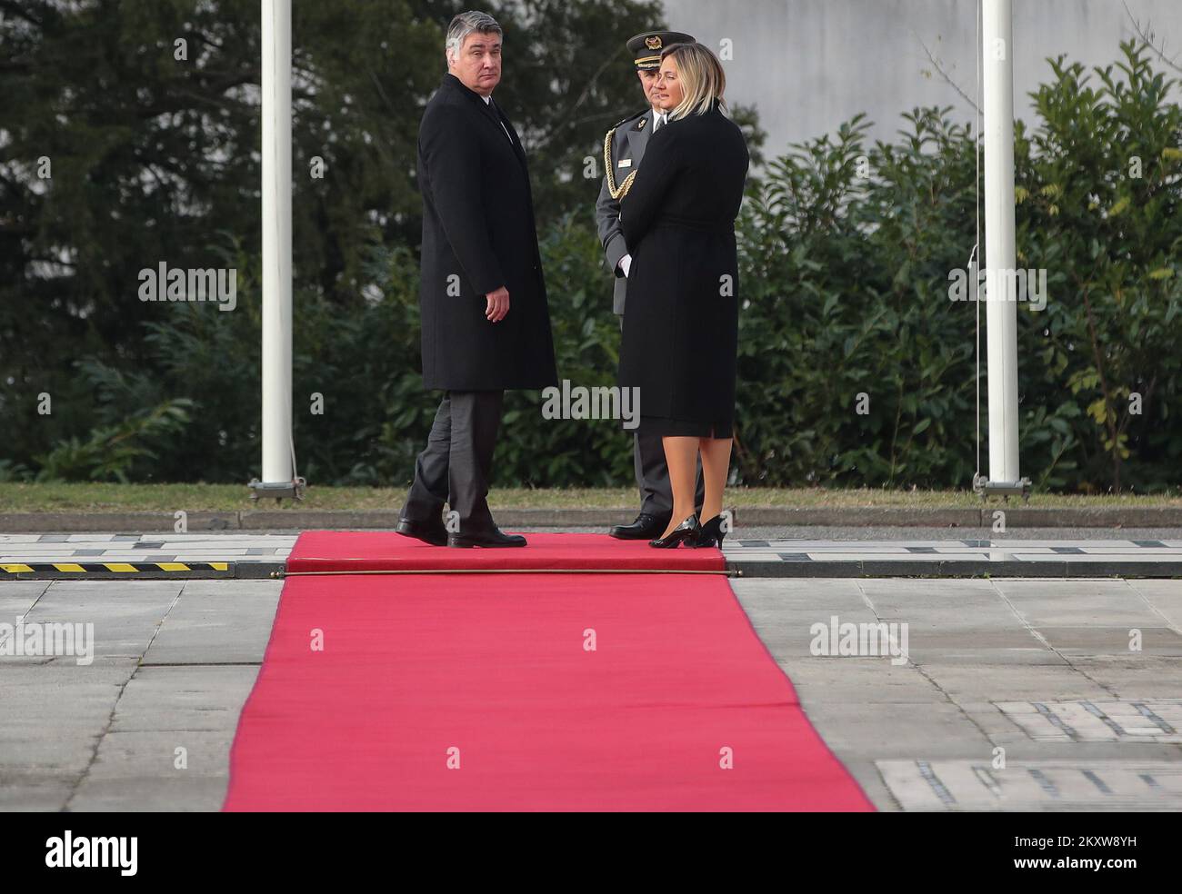 Der kroatische Präsident Zoran Milanovic erwartet die Ankunft des französischen Präsidenten Emmanuel Macron bei der offiziellen Begrüßungszeremonie im Amt des Präsidenten am 25. November 2021 in Zagreb (Kroatien). Foto: Sanjin Strukic/PIXSELL Stockfoto