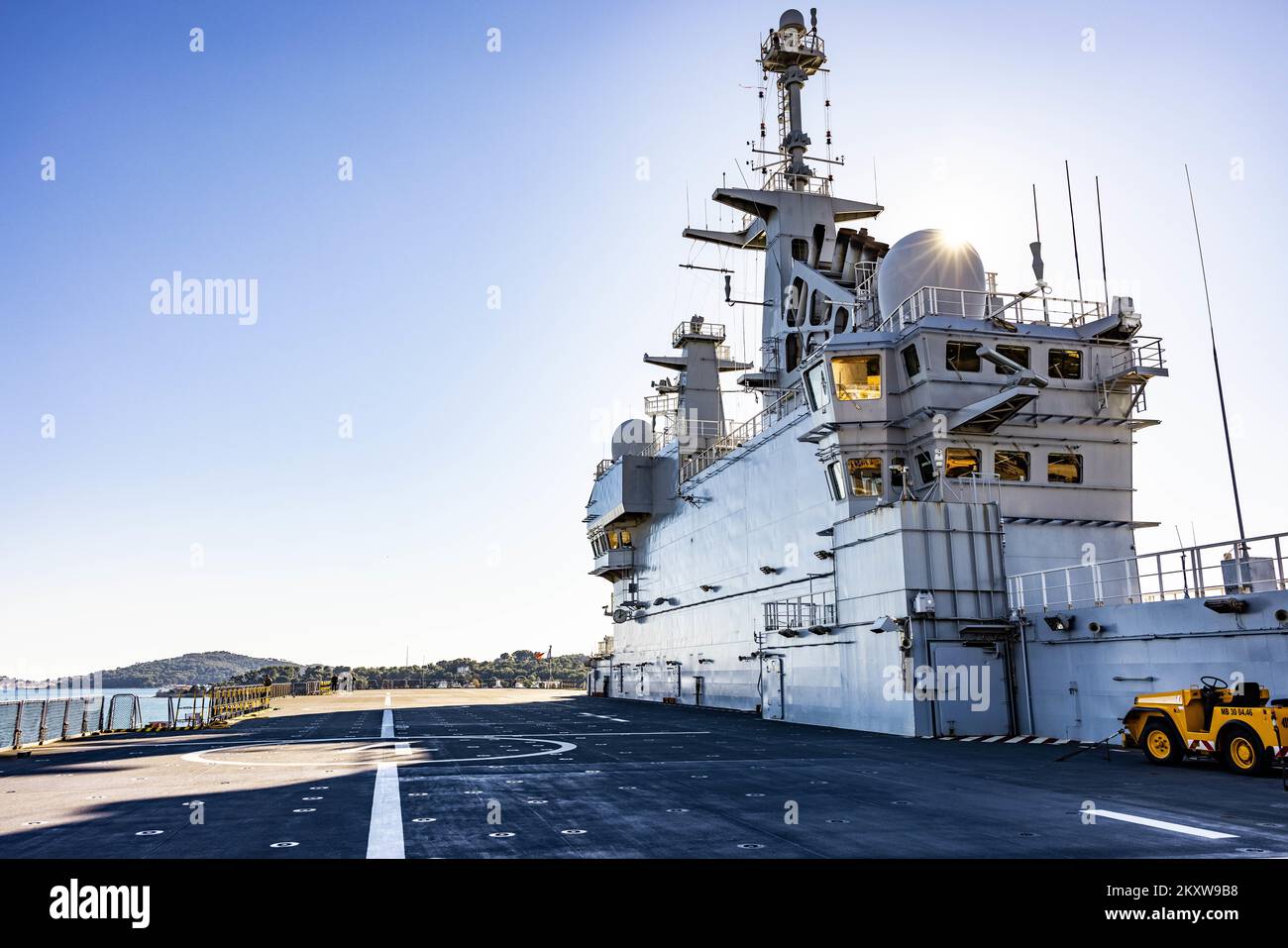 USA Marines und Matrosen der 2D Marine Division nehmen an der Übung NARVAL 2022 an Bord von Porte Helicopteres Amphibie Dixmude, dem Amphibien-Hubschrauberträger der französischen Marine, in Toulon, Frankreich, vom 19. Bis 25. November 2022 Teil. Übung NARVAL soll das Potenzial für zukünftige Battalion- oder Brigadeübungen mit französischen Amphibien abschätzen. (USA Marinekorps Foto von Sgt. Alexa M. Hernandez) Stockfoto