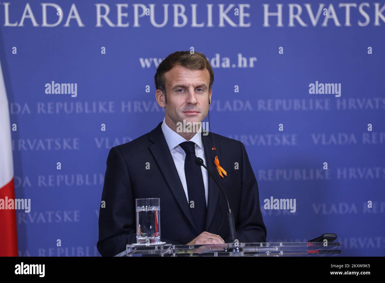 Der Präsident der Französischen Republik, Emmanuel Macron, beantwortet Fragen von Journalisten nach einem offiziellen Treffen mit dem kroatischen Premierminister im Regierungsgebäude der Republik Kroatien am 25. November 2021 in Zagreb (Kroatien). Foto: Patrik Macek/PIXSELL Stockfoto