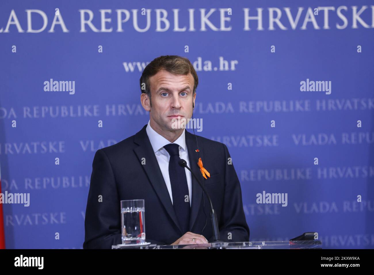 Der Präsident der Französischen Republik, Emmanuel Macron, beantwortet Fragen von Journalisten nach einem offiziellen Treffen mit dem kroatischen Premierminister im Regierungsgebäude der Republik Kroatien am 25. November 2021 in Zagreb (Kroatien). Foto: Patrik Macek/PIXSELL Stockfoto