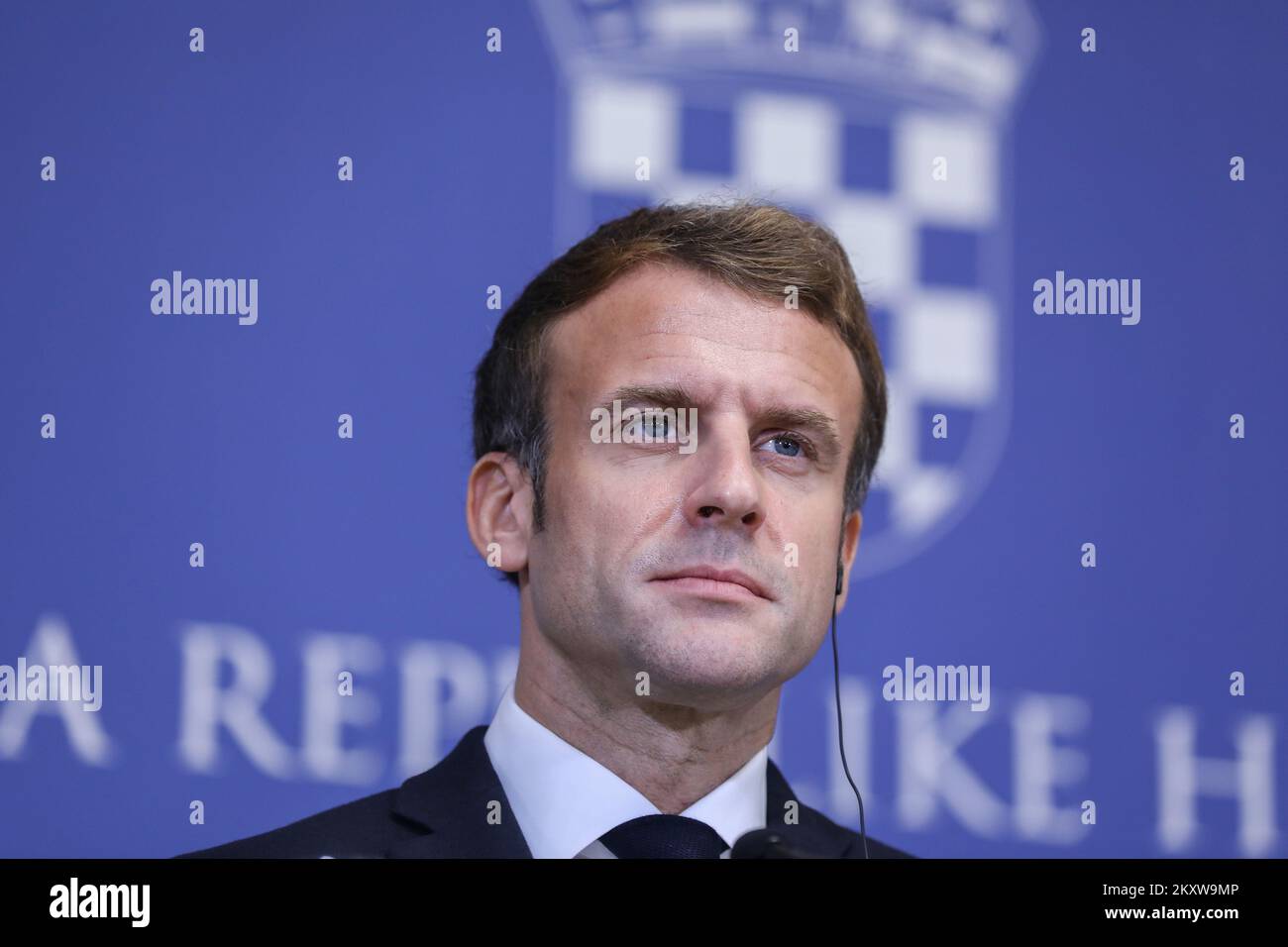 Der Präsident der Französischen Republik, Emmanuel Macron, beantwortet Fragen von Journalisten nach einem offiziellen Treffen mit dem kroatischen Premierminister im Regierungsgebäude der Republik Kroatien am 25. November 2021 in Zagreb (Kroatien). Foto: Patrik Macek/PIXSELL Stockfoto