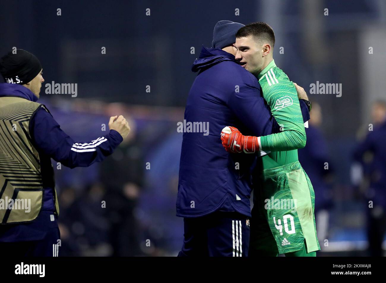 Torhüter Dominik Livakovic von Dinamo Zagreb feiert das Tor während des UEFA Europa League Gruppe H-Spiels zwischen Dinamo Zagreb und KRC Genk am 25. November 2021 im Maksimir-Stadion in Zagreb, Kroatien. Foto: Goran Stanzl/PIXSELL Stockfoto