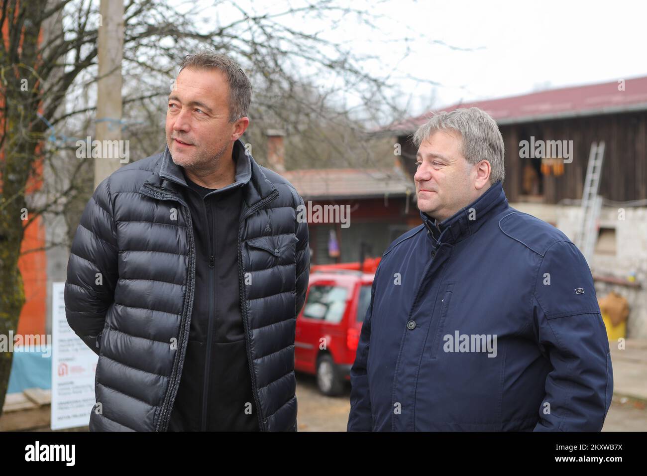 Branko Stupar (L), ehemaliger Fußballspieler von Genk, zusammen mit Genks General Manager Erik Gerits, besuchte ein Dorf Strasnik in der Nähe von Petrinja, das das Epizentrum eines Erdbebens der 6,3 auf der Richter-Skala im letzten Jahr am 29. Dezember in Strasnik, Kroatien, am 25. November 2021 war. KRC Genk und seine Fans sammelten Geld für den Wiederaufbau des Dorfes Strasnik, das bei einem Erdbeben im Bezirk Sisak-Moslavina am 29. Dezember 2020 zerstört wurde. Eine Delegation aus Genk besuchte das Dorf Strasnik vor dem Spiel mit GNK Dinamo Zagreb in der UEFA Europa League. Strasnik, etwa 50 Kilometer von Zagreb entfernt Stockfoto