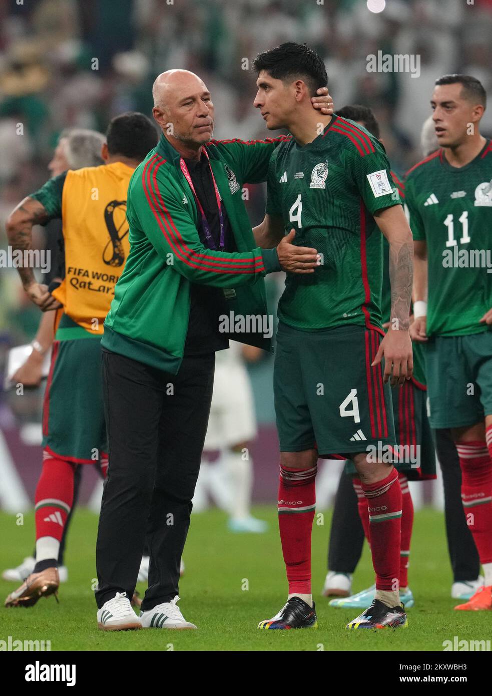 Der stellvertretende mexikanische Manager Sergio Giovagnoli konsolt Edson Alvarez nach dem Spiel der Gruppe C der FIFA-Weltmeisterschaft im Lusail-Stadion in Lusail, Katar. Bilddatum: Mittwoch, 30. November 2022. Stockfoto