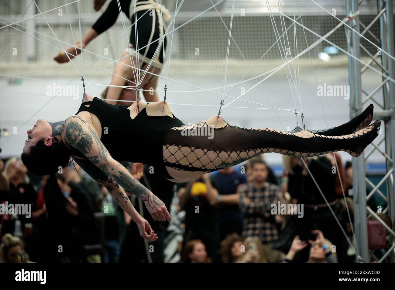 Eine Frau wird auf der Body Suspension Show während der 2021
