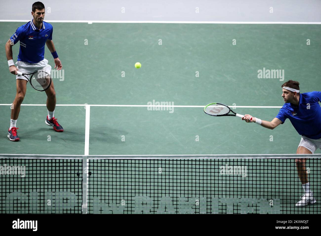 MADRID, SPANIEN - DEZEMBER 03: Filip Krajinovic von Serbien spielt einen Vorsprung, während der Teamkollege Novak Djokovic von Serbien während des Halbfinalspiels des Davis Cup zwischen Kroatien und Serbien in der Madrid Arena am 03. Dezember 2021 in Madrid, Spanien, gegen Mate Pavic und Nikola Mektic von Kroatien anschaut. Foto: Sanjin Strukic/PIXSELL Stockfoto