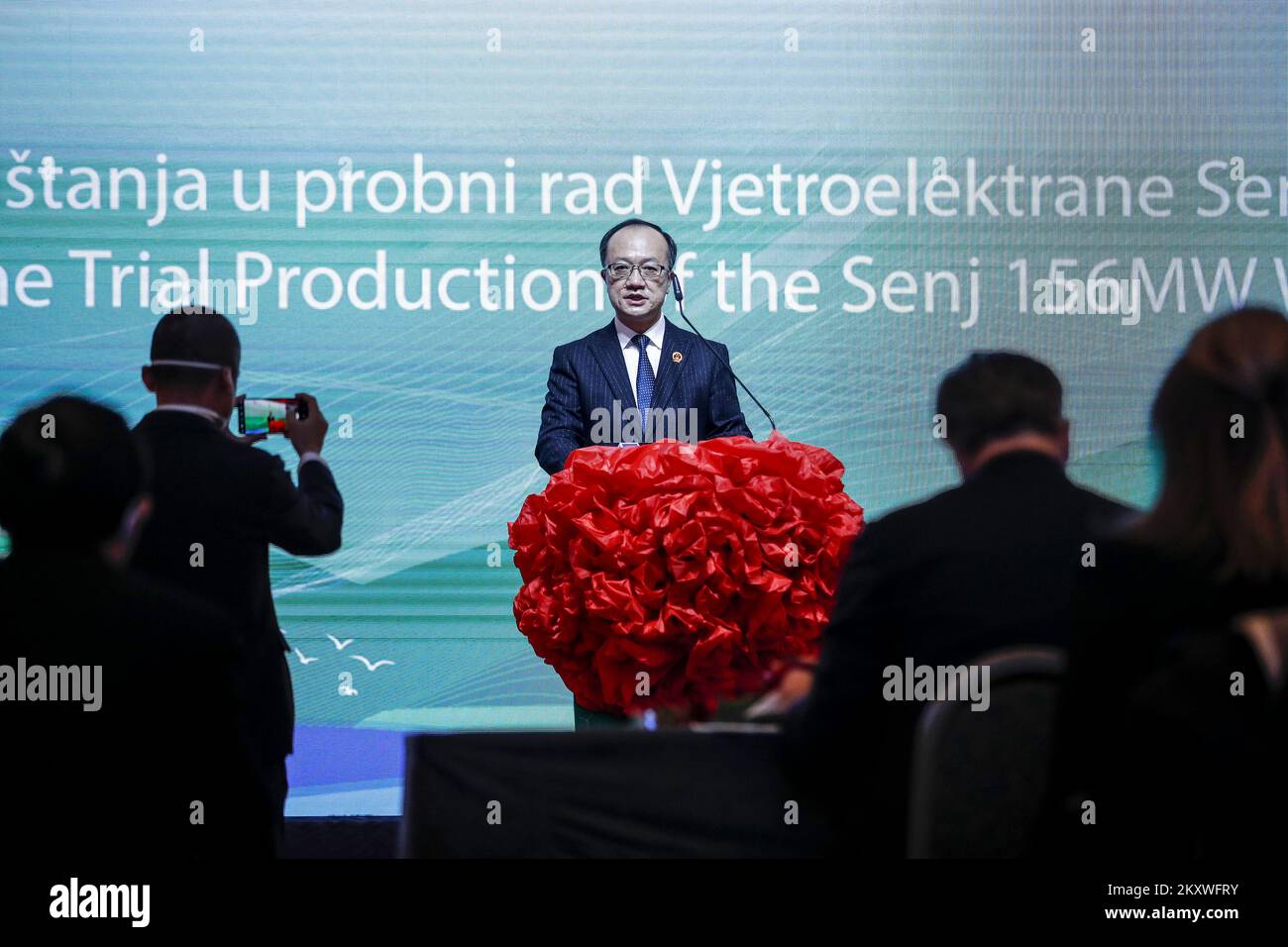 Der Botschafter der Volksrepublik China in der Republik Kroatien Qi Qianjin spricht am 7. Dezember 2021 in Zagreb, Kroatien, über die Zeremonie des Beginns der 23-jährigen Betriebsdauer des Windparks Senj. Dieses Projekt hat einen Wert von 230 Millionen Euro, und dieser Windpark ist einer der größten auf dem Balkan. Die Teilnehmer der Zeremonie konnten den Beginn der Turbinen dieses Windparks live über einen Videolink verfolgen. Dieses Projekt hat einen Wert von 230 Millionen Euro, und dieser Windpark ist einer der größten auf dem Balkan. Chinas Norinco baute 39 Windmühlen, die etwa 530 Gigawatt produzieren sollten. Stockfoto