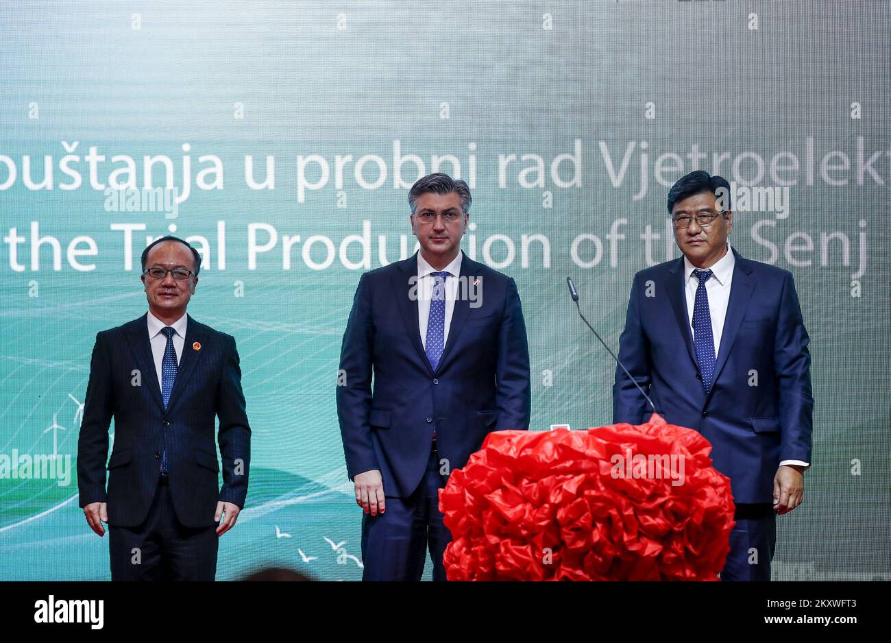 Botschafter der Volksrepublik China in der Republik Kroatien Qi Qianjin, Premierminister Kroatiens Andrej Plenkovic und Vizepräsident von Norinco Wang Yitong während der Zeremonie des Beginns der 23-jährigen Betriebsdauer des Windparks Senj am 7. Dezember 2021 in Zagreb, Kroatien. Dieses Projekt hat einen Wert von 230 Millionen Euro, und dieser Windpark ist einer der größten auf dem Balkan. Die Teilnehmer der Zeremonie konnten den Beginn der Turbinen dieses Windparks live über einen Videolink verfolgen. Dieses Projekt hat einen Wert von 230 Millionen Euro und dieser Windpark ist einer der größten in der B Stockfoto