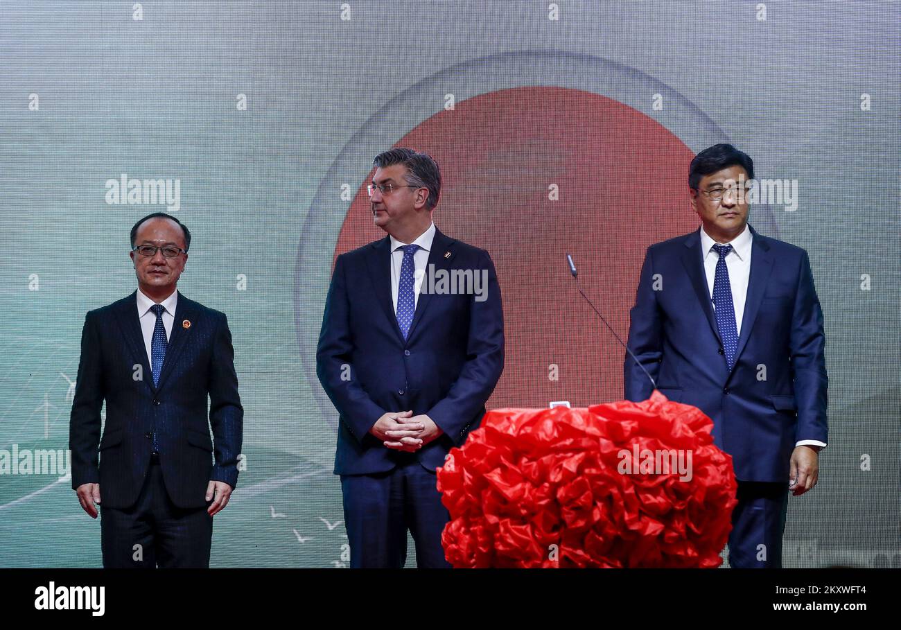 Botschafter der Volksrepublik China in der Republik Kroatien Qi Qianjin, Premierminister Kroatiens Andrej Plenkovic und Vizepräsident von Norinco Wang Yitong während der Zeremonie des Beginns der 23-jährigen Betriebsdauer des Windparks Senj am 7. Dezember 2021 in Zagreb, Kroatien. Dieses Projekt hat einen Wert von 230 Millionen Euro, und dieser Windpark ist einer der größten auf dem Balkan. Die Teilnehmer der Zeremonie konnten den Beginn der Turbinen dieses Windparks live über einen Videolink verfolgen. Dieses Projekt hat einen Wert von 230 Millionen Euro und dieser Windpark ist einer der größten in der B Stockfoto
