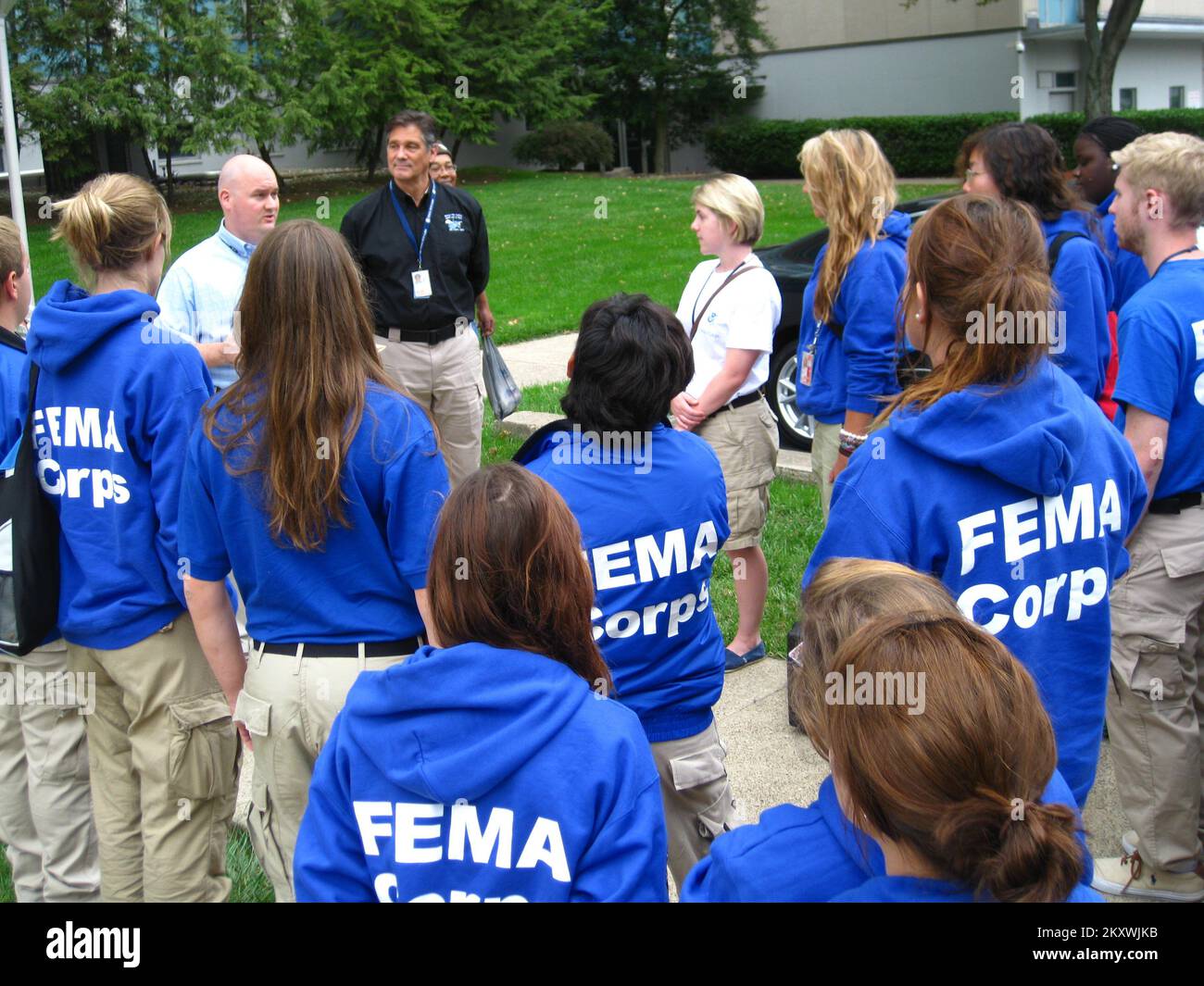 Charleston, W.VA, 1. Oktober 2012 Anthony Buller (links entfernt), FEMA Corps Manager und Dolph Diemont, DR-4071-WV Federal Coordinating Officer begrüßen neu eingetroffene Mitglieder des FEMA Corps im WV Joint Field Office in Charleston. Fotos zu Katastrophen- und Notfallmanagementprogrammen, Aktivitäten und Beamten Stockfoto