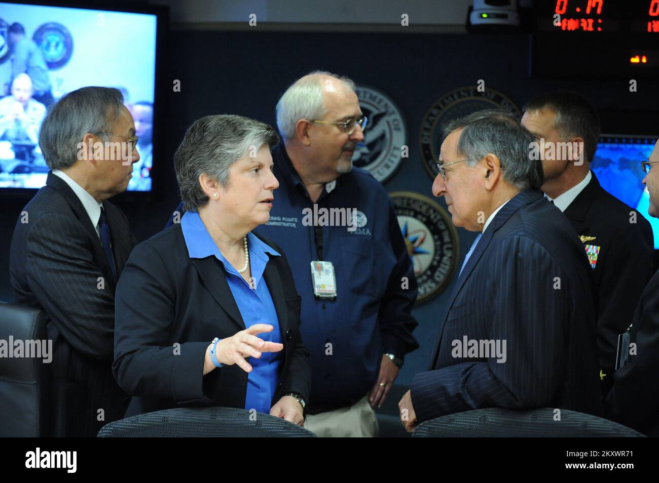 Washington, D.C., 31. Oktober 2012 Ministeriums für innere Sicherheit Janet Napolitano spricht vor dem Beginn einer Kabinettssitzung, die Präsident Barack Obama im FEMA-Hauptquartier abhielt, um die laufenden Operationen als Reaktion auf den Hurrikan Sandy zu besprechen. Washington, DC, USA – 31. Oktober 2012 – Ministeriums für innere Sicherheit Janet Napolitano spricht vor dem Beginn eines Kabinettsgesprächs mit Verteidigungsminister Leon Panetta, das Präsident Barack Obama in der FEMA-Zentrale abhielt, um die laufenden Operationen als Reaktion auf den Hurrikan Sandy zu besprechen. Fotoabfrage Stockfoto