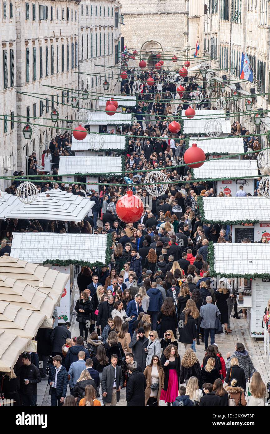 Die Kalender singen Weihnachtslieder in Dubrovnik am 24. Dezember 2021. Dubrovnik Carol ist ein alter Brauch der Glückwünsche, der in Dubrovnik und seiner Umgebung geschätzt wird. Kalender, die durch die Straßen, Häuser und Wohnungen fahren, stoßen auf den ersten Weihnachtsfeiertag an und gratulieren zum bevorstehenden Weihnachten und Neujahr. Foto: Grgo Jelavic/PIXSELL Stockfoto