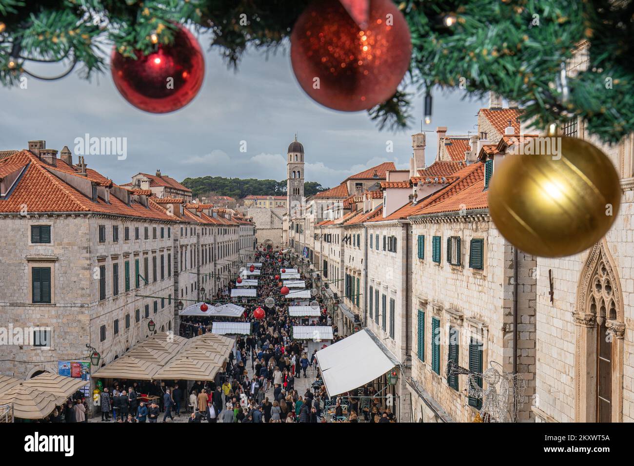 Die Kalender singen Weihnachtslieder in Dubrovnik am 24. Dezember 2021. Dubrovnik Carol ist ein alter Brauch der Glückwünsche, der in Dubrovnik und seiner Umgebung geschätzt wird. Kalender, die durch die Straßen, Häuser und Wohnungen fahren, stoßen auf den ersten Weihnachtsfeiertag an und gratulieren zum bevorstehenden Weihnachten und Neujahr. Foto: Grgo Jelavic/PIXSELL Stockfoto