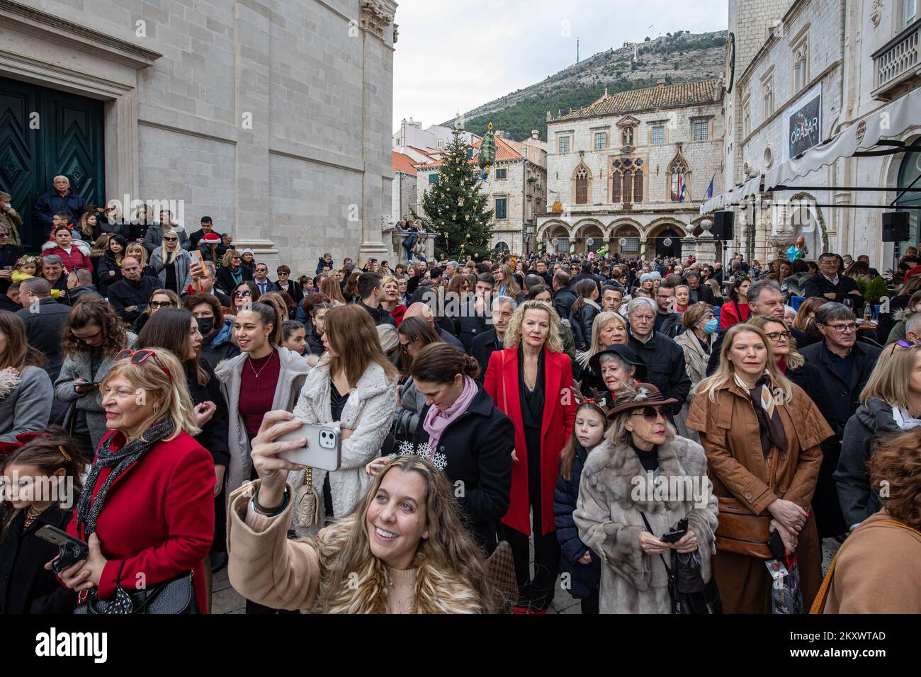 Die Kalender singen Weihnachtslieder in Dubrovnik am 24. Dezember 2021. Dubrovnik Carol ist ein alter Brauch der Glückwünsche, der in Dubrovnik und seiner Umgebung geschätzt wird. Kalender, die durch die Straßen, Häuser und Wohnungen fahren, stoßen auf den ersten Weihnachtsfeiertag an und gratulieren zum bevorstehenden Weihnachten und Neujahr. Foto: Grgo Jelavic/PIXSELL Stockfoto