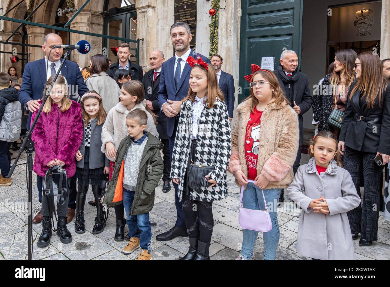 Die Kalender singen Weihnachtslieder in Dubrovnik am 24. Dezember 2021. Dubrovnik Carol ist ein alter Brauch der Glückwünsche, der in Dubrovnik und seiner Umgebung geschätzt wird. Kalender, die durch die Straßen, Häuser und Wohnungen fahren, stoßen auf den ersten Weihnachtsfeiertag an und gratulieren zum bevorstehenden Weihnachten und Neujahr. Foto: Grgo Jelavic/PIXSELL Stockfoto