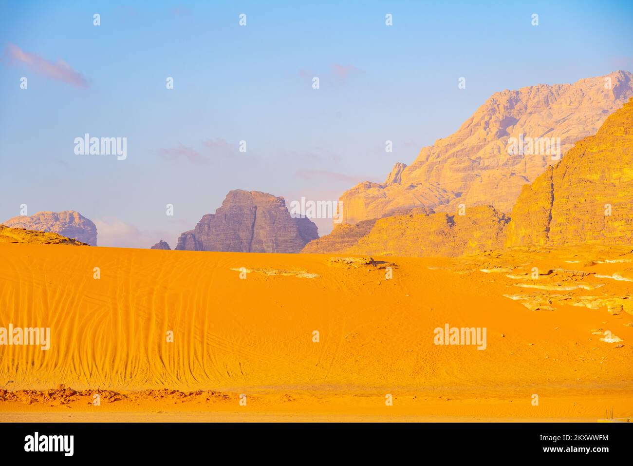 Die Berge von wadi Rum Jordan. Am frühen Morgen. Stockfoto