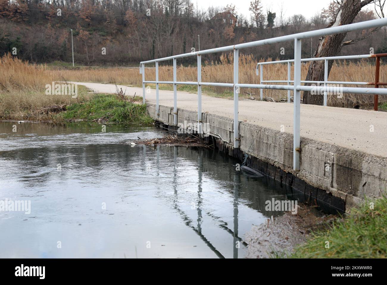 Blick auf ein Hochwassergebiet bei Knin, Kroatien, am 28. Dezember 2021. Der Wasserstand stieg in den Flüssen und überfluteten Straßenübergängen und Brücken. Foto: Dusko Jaramaz/PIXSELL Stockfoto