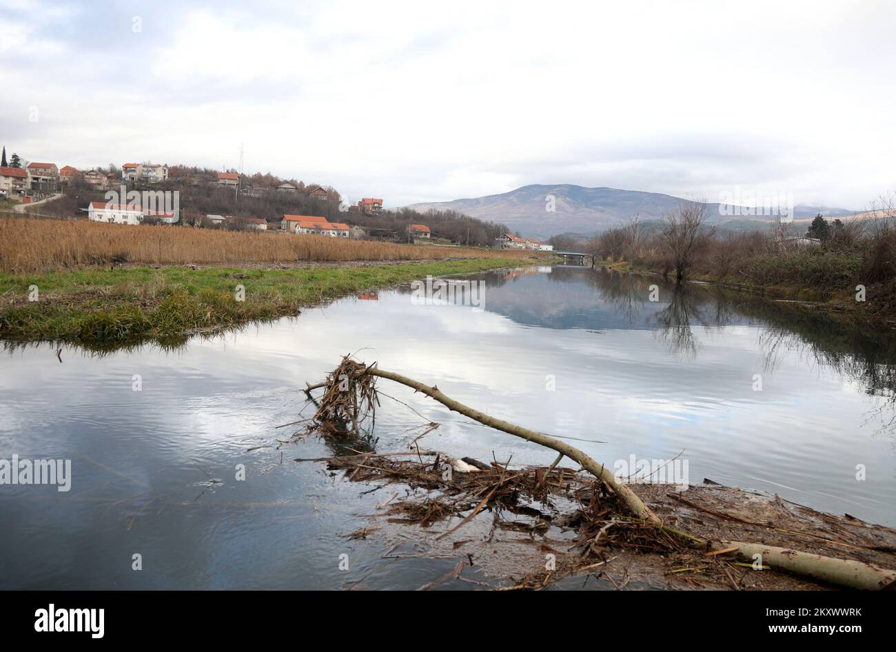 Blick auf ein Hochwassergebiet bei Knin, Kroatien, am 28. Dezember 2021. Der Wasserstand stieg in den Flüssen und überfluteten Straßenübergängen und Brücken. Foto: Dusko Jaramaz/PIXSELL Stockfoto