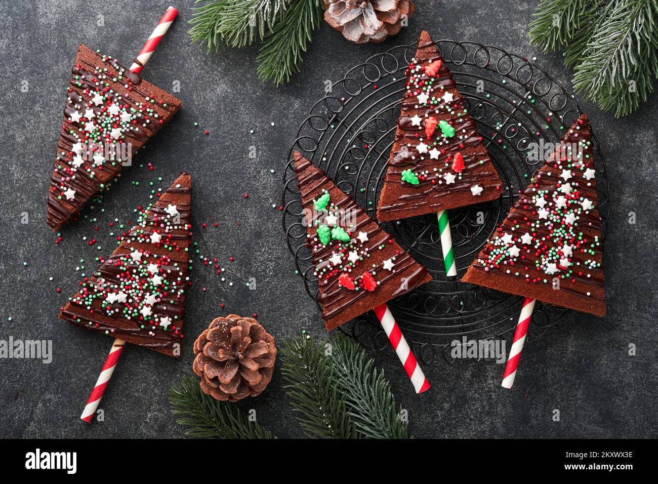 Schokoladen-Brownies-Weihnachtsbaum mit Schokoladeneis und festlichen Streuseln auf einem Steintisch. Ideen für Weihnachtsessen süße hausgemachte Weihnachtsferien Pa Stockfoto