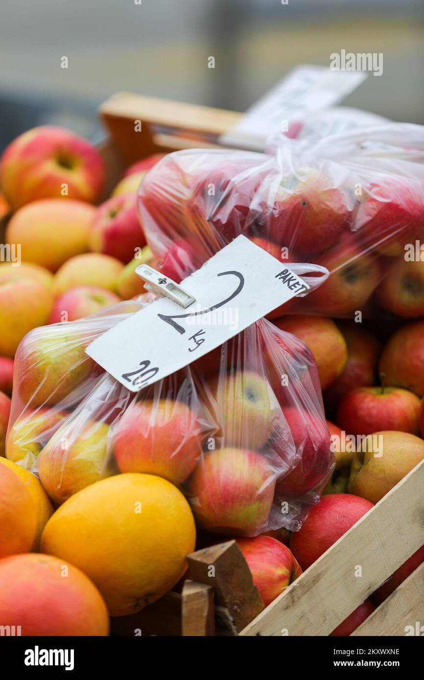 Auf dem Pula-Markt gibt es immer noch Plastiktüten, da die meisten Kunden Obst und Gemüse immer noch ohne Segelsäcke, mehrschichtige oder ökologische Beutel abholen, in denen sie die gekauften Produkte zu Hause abholen. Im Januar 1 trat das Verbot von Plastiktüten, die von den Bürgern am häufigsten verwendet werden, nämlich Plastiktüten mit einer Dicke von 15 bis 50 Mikrometer, in Kraft, und andere Arten von Plastiktüten werden im nächsten Zeitraum auslaufen. In Pula, Kroatien, am 03. Januar 2022. Foto: Srecko Niketic/PIXSELL Stockfoto