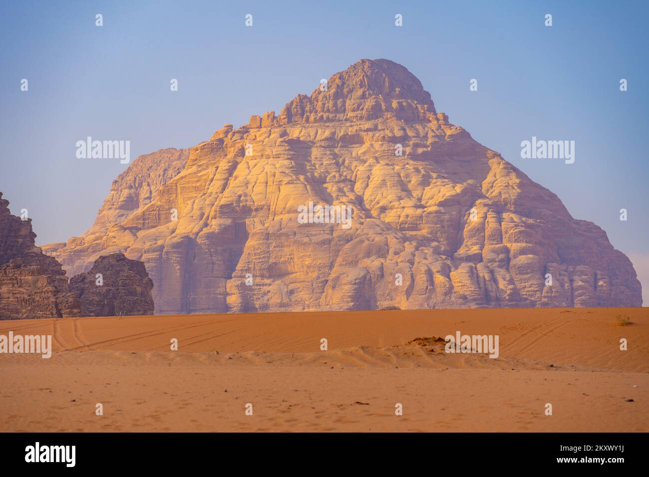 Die Berge von wadi Rum Jordan. Am frühen Morgen. Stockfoto