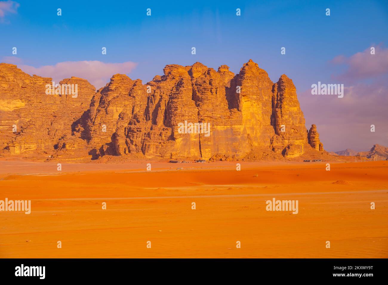 Die Berge von wadi Rum Jordan. Am frühen Morgen. Stockfoto