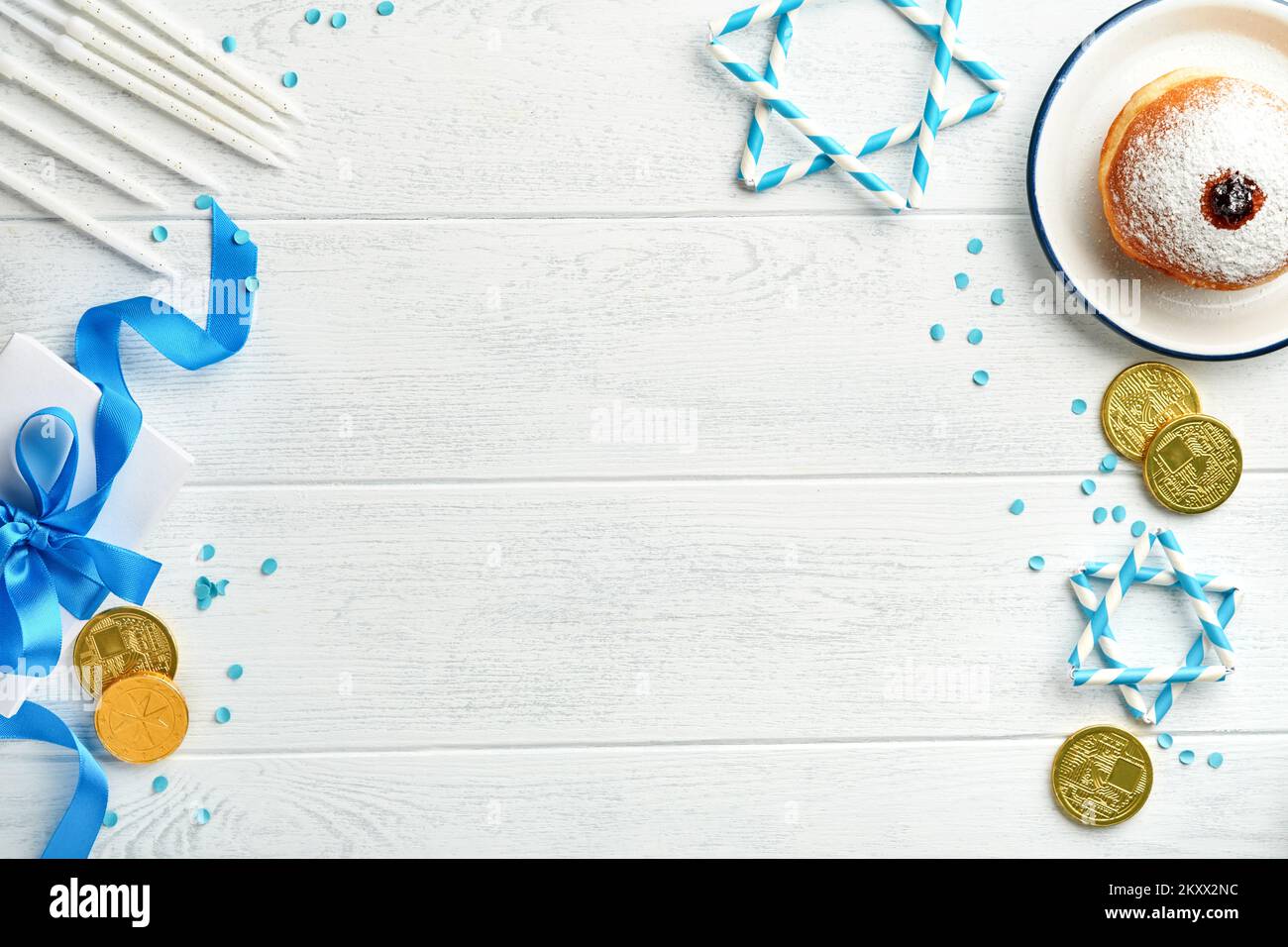 Frohes Chanukka. Süße Hanukka-Donuts, Geschenkschachteln, weiße Kerzen und Schokoladenmünzen auf weißem Holzhintergrund. Bild und Begriff jüdischer Holida Stockfoto