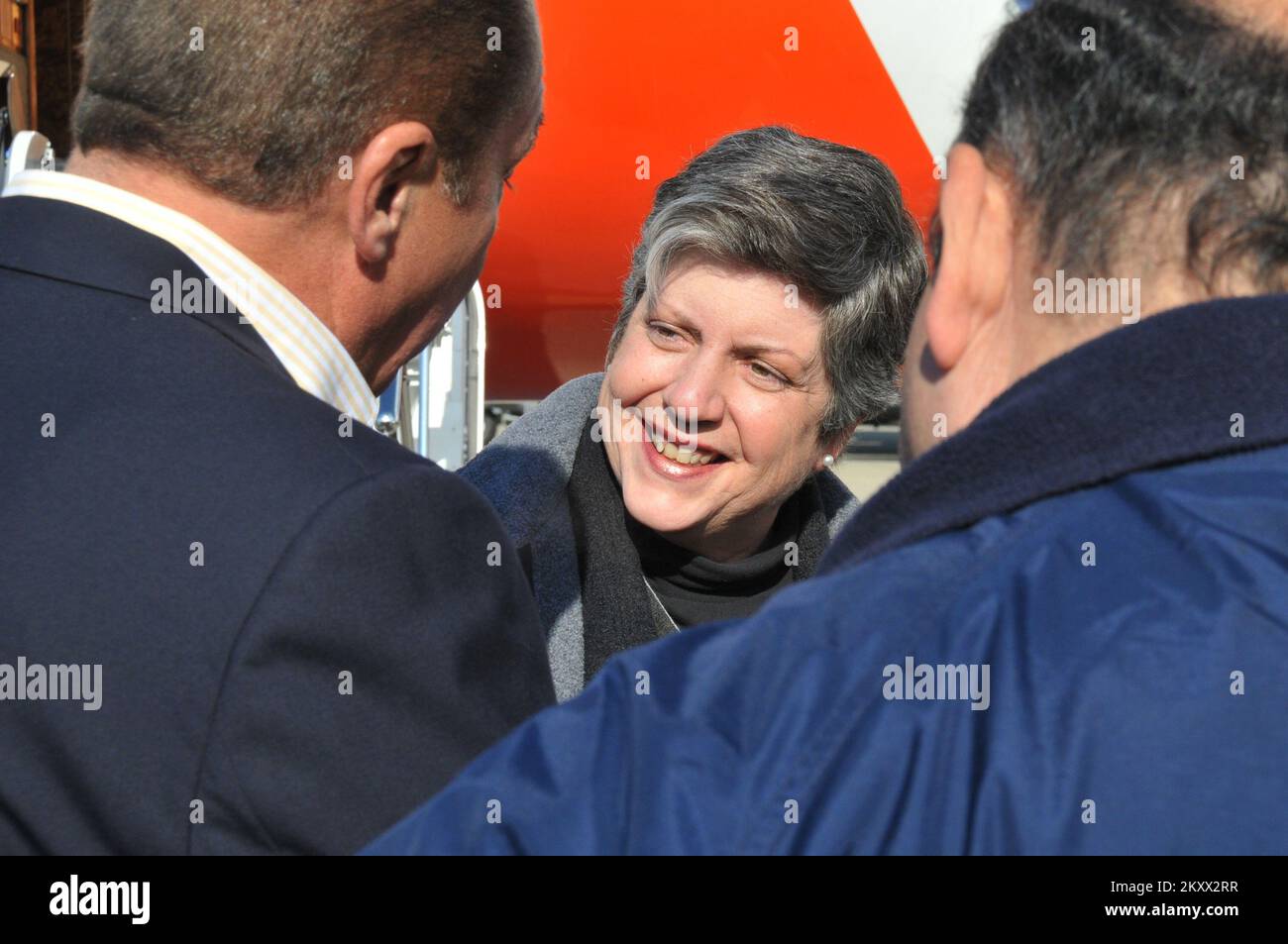 Charleston, W.V., November 3, 2012 Ministeriums für innere Sicherheit Janet Napolitano trifft in Charleston mit gewählten Beamten und Katastrophenarbeitern zusammen, um mehr über die Schäden im Staat nach dem Hurrikan Sandy zu erfahren und über die Unterstützung zu diskutieren, die von der Federal Emergency Management Agency und anderen Bundes- und Staatspartnern geleistet wird. Norman Lenburg/FEMA. Janet Napolitano, Ministerin für innere Sicherheit, trifft in Charleston, WV, mit gewählten Beamten und Katastrophenarbeitern zusammen, um mehr über die Schäden im Bundesstaat nach dem Hurrikan Sandy zu erfahren und über A zu sprechen Stockfoto