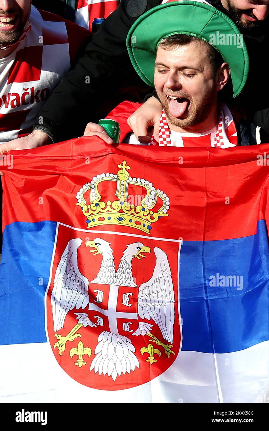 Kroatische und serbische Fans trafen sich am Vorabend des heutigen Handball-Europameisterschaftsspiels zwischen Kroatien und Serbien im Zentrum von Szeged, Ungarn, am 15. Januar 2021. Foto: Sanjin Strukic/PIXSELL Stockfoto