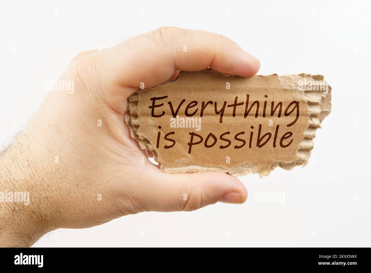 Wirtschaft und Finanzen. Ein Mann hält ein Pappkarton in der Hand, auf dem es steht - alles ist möglich Stockfoto