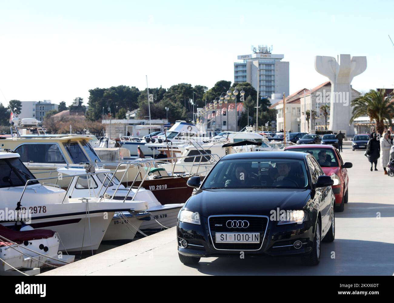 Die Bürger nutzten am 16. Januar 2022 einen sonnigen Sonntag, um im Freien in Vodice, Kroatien, zu bleiben. Foto: Dusko Jaramaz/PIXSELL Stockfoto