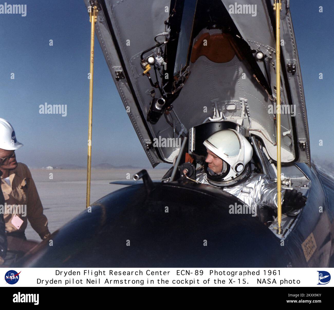 (1961) NASA-Pilot Neil Armstrong ist hier im Cockpit des X-15 Schiffs Nr. 1 (56-6670) nach einem Forschungsflug zu sehen. EIN US-AMERIKANISCHER Marinepilot im Koreakrieg, der 78 Kampfeinsätze in F9F-2-Jets flog und die Luftmedaille und zwei Goldsterne erhielt, schloss Armstrong 1955 mit einem Bachelor-Abschluss in Luftfahrttechnik an der Purdue University ab. Im selben Jahr trat er dem National Advisory Committee for Aeronautics' Lewis Flight Propulsion Laboratory in Cleveland, Ohio (heute NASA Glenn Research Center) bei. Stockfoto