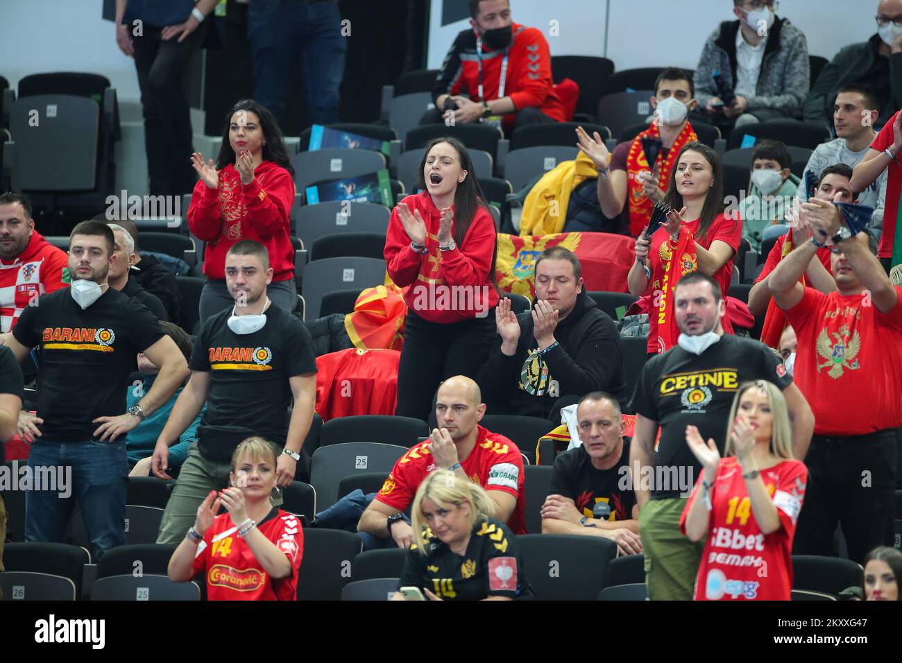 BUDAPEST, UNGARN - JANUAR 26: Unterstützer Montenegros während des Euro-2022-Hauptrunden-Gruppenspiels der Männer im Rahmen der EHF EURO 1 zwischen Montenegro und Island am MVM Dome am 26. Januar 2022 in Budapest, Ungarn. Foto: Sanjin Strukic/PIXSELL Stockfoto